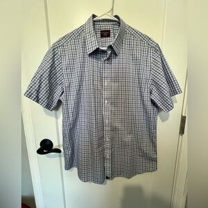 Men’s UNTUCKit slim fit size large.